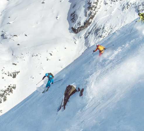 Skifahrer im Steilhang